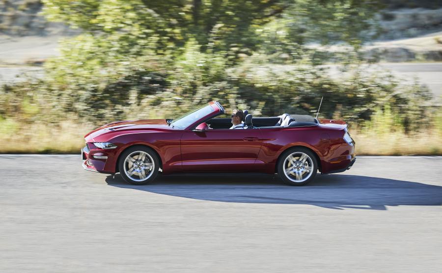  Ford Mustang EcoBoost Convertible 2017 года  (EU) (фото 3 из 32)